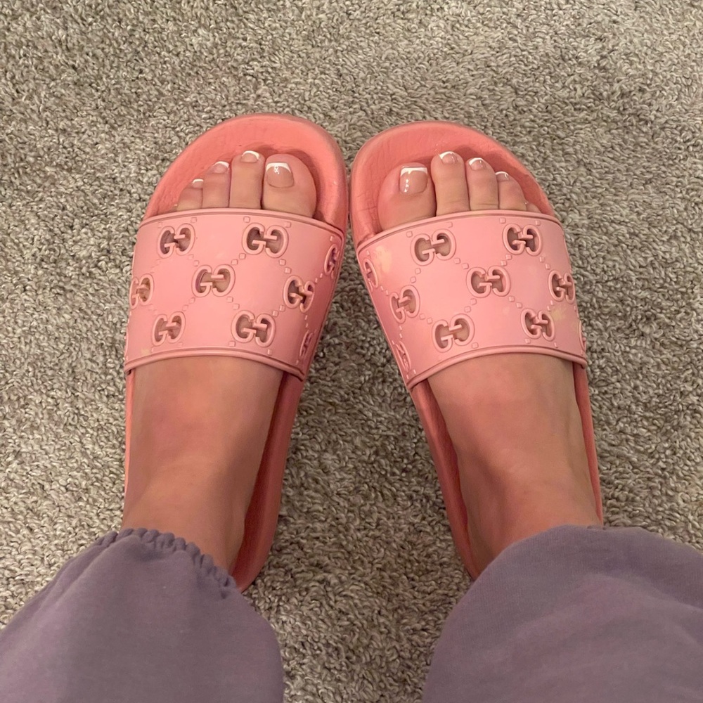 Pink Gucci Slides 'Rubber GG Rose' - Picture 2 of 10